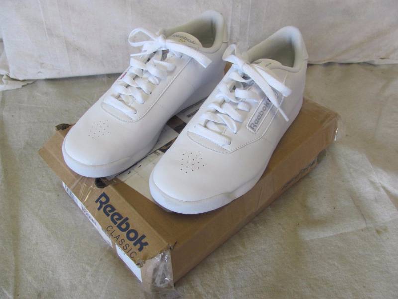 Reebok Womens Princess Classic Athletic Shoes Size 8 Wide