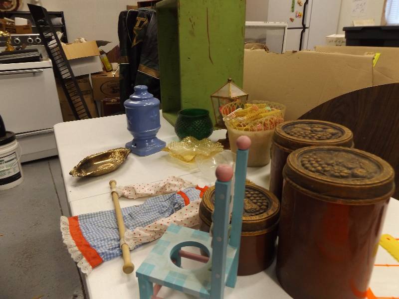 lot 67 image: Wooden Crate with contents