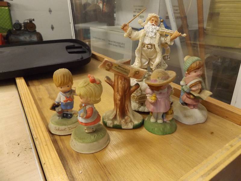 lot 82 image: Avon Figurines with 2 music boxes
