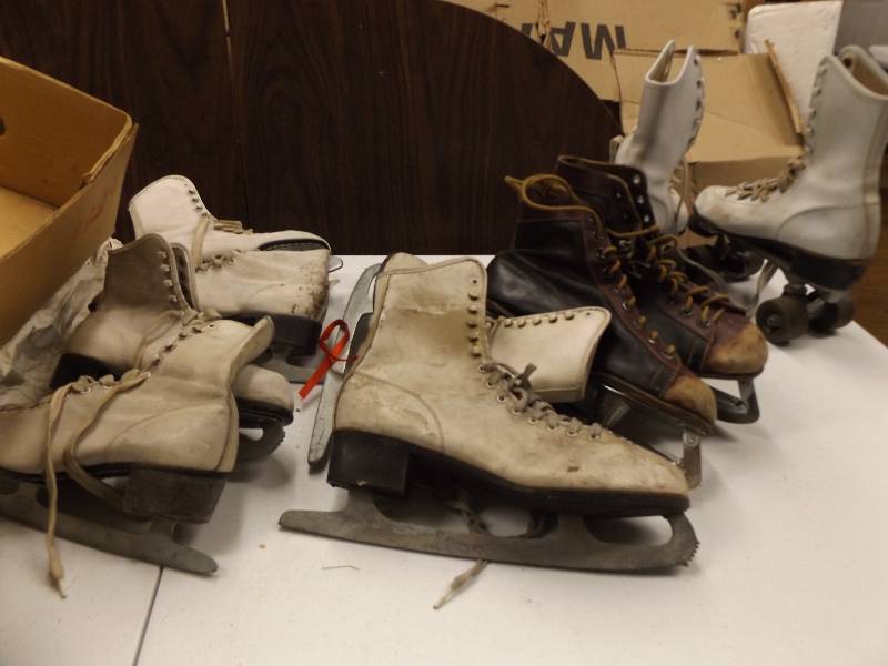 lot 90 image: Skates