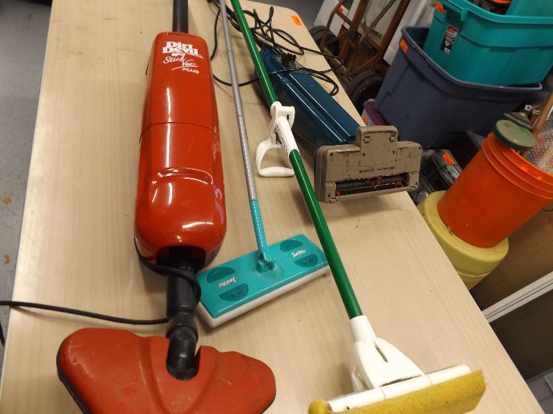 lot 135 image: Dirt Devil Floor Vacuum and mops