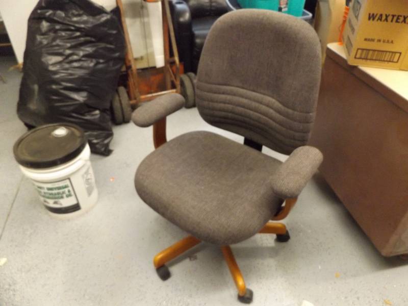 lot 142 image: Office Chair