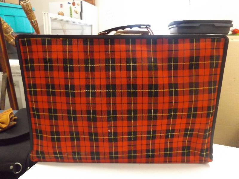 lot 22 image: Vintage SuitcaseAvonLinens