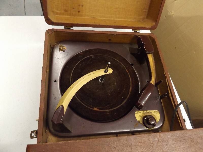 lot 23 image: Vintage Record Player