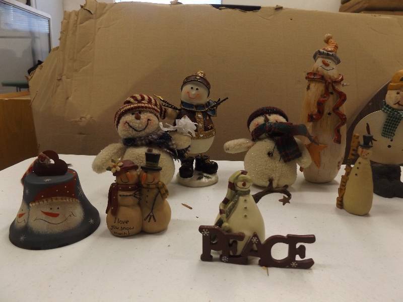 lot 43 image: Christmas Snowmen and Garden Dcor