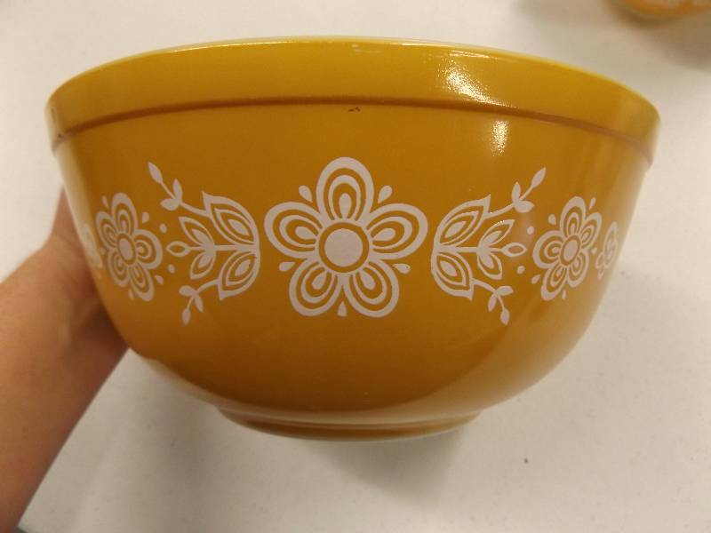 lot 51 image: Vintage Pyrex & Fire King