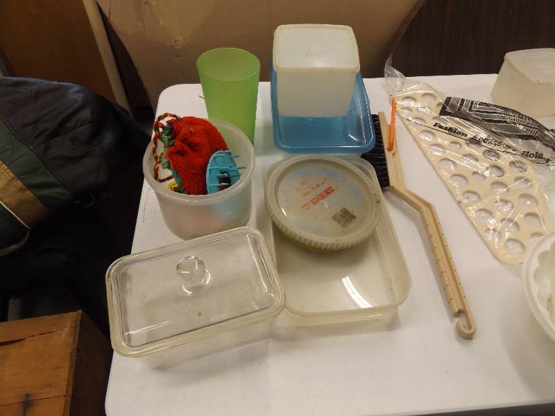 lot 55 image: Tupperware & Baking Dish