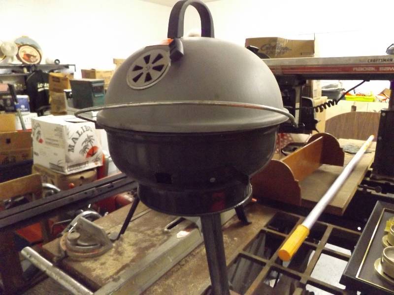 lot 5 image: Small Portable Charcoal Grill