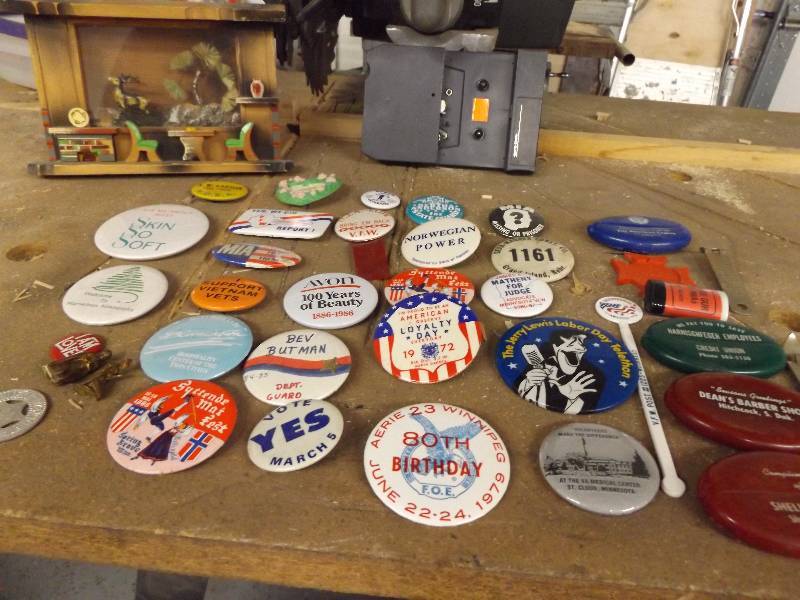 lot 19 image: Buttons