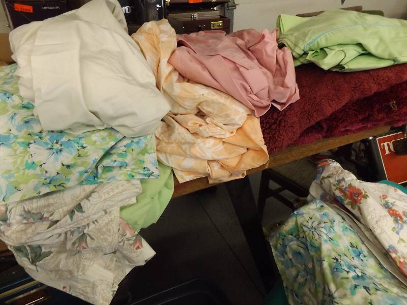 lot 52 image: Twin Sheets