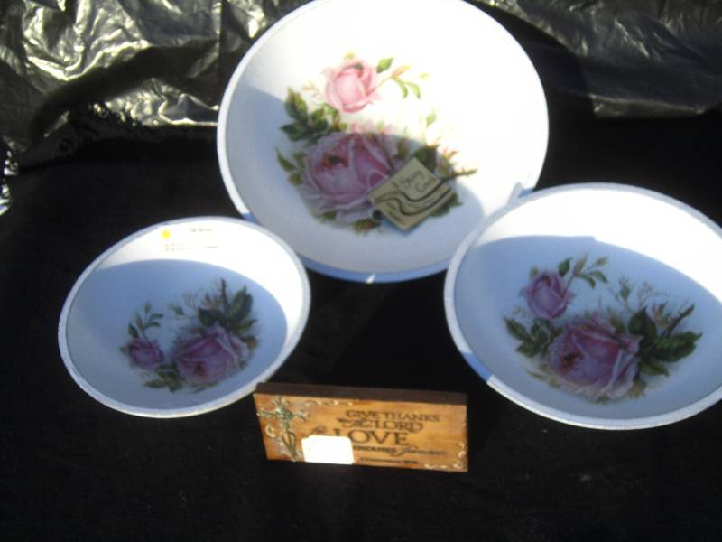 lot 283-COPY image: Give Thanks Plaque & Set of 3 Bowls with Roses