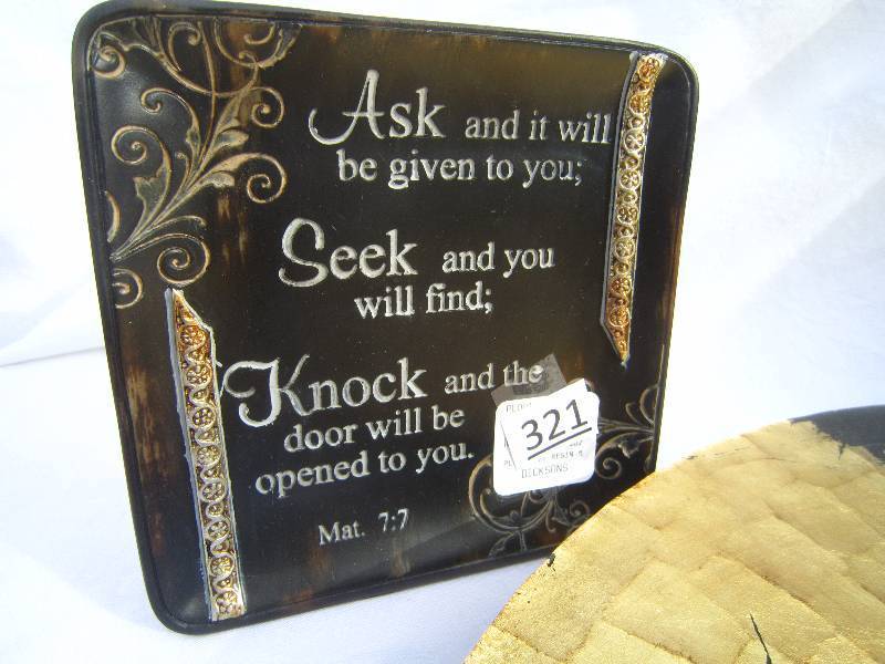 lot 321-COPY image: Glass Gold Platter Round Approz 17 & Plaque