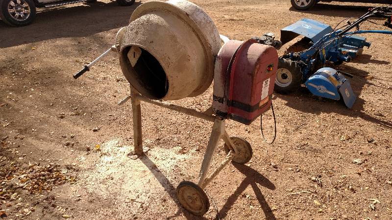 lot 6 image: Tool Shop Electric Cement Mixer, 1...