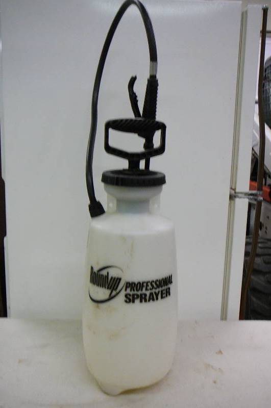 lot 79 image: Round up Sprayer 2 gal