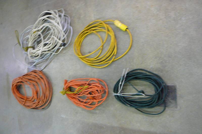 lot 82 image: Lot of extension cords 5 count