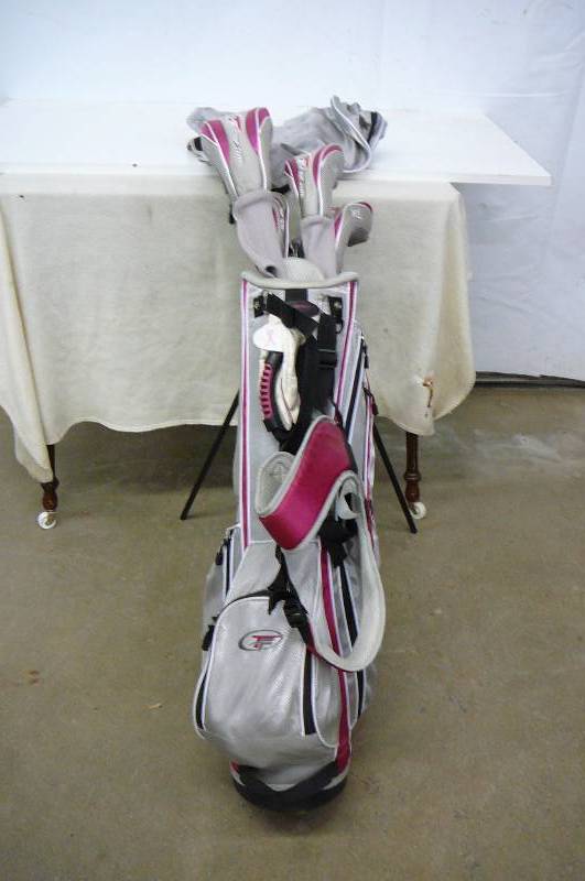 lot 30 image: Gulf Bag top flite 10 clubs, balls, gloves
