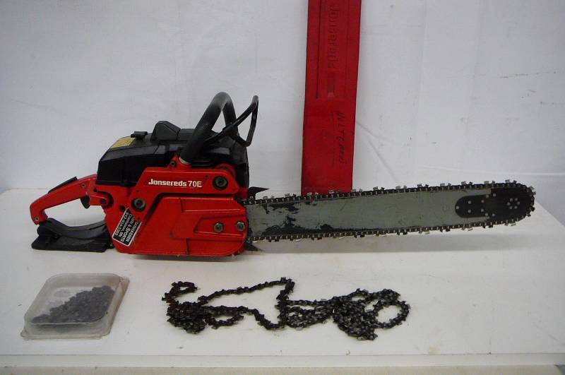 lot 33 image: Chain saw Jonsereds 70e 3 extra Blades Runs and works