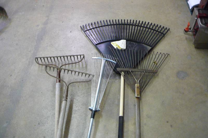 lot 59 image: 3 Broom Rakes 2 Dirt Rakes