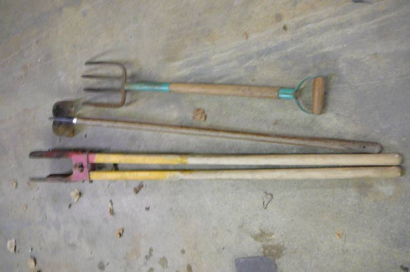 lot 60 image: Post hole digger, hoe, Potato fork