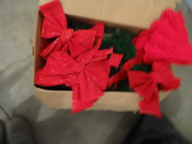 Tree Skirt, Bows, Artificial Garland