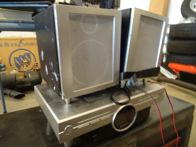 Emerson CD and Tuner with 2 Speakers